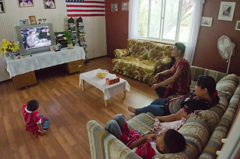 Hanghullámok és kottafejek egy tévéképernyőn a sorozatfőcímek zenéi kvízhez