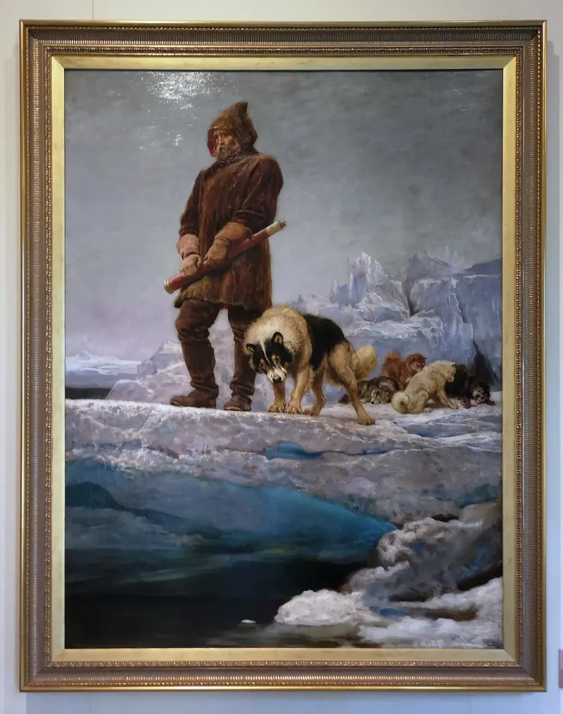 Múzeumi kiállítóterem tárlókkal és látogatókkal