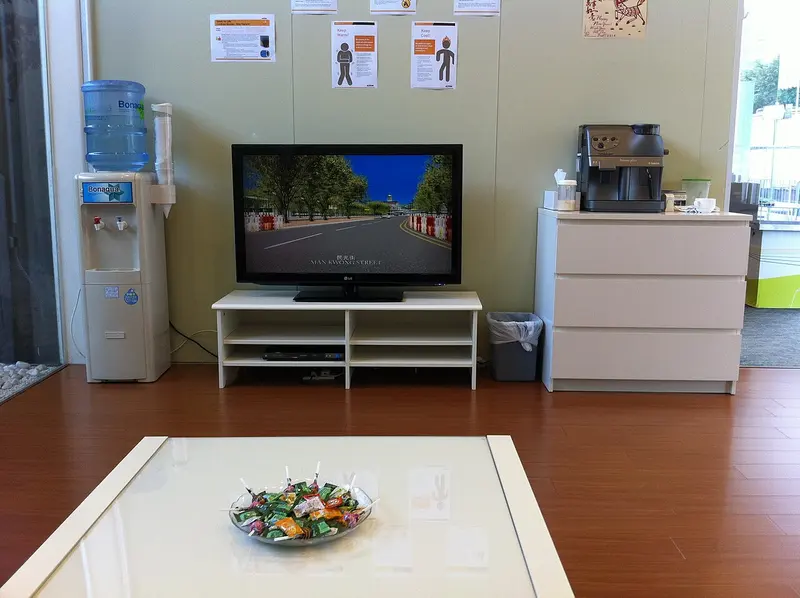 Sorozatrekordok kvíz: sötét smaragd borító televízió emodzsival